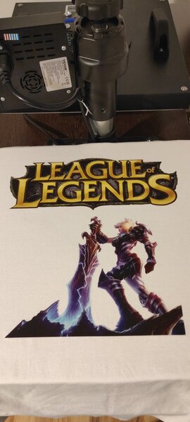 Personalizez tricouri, hanorace & sepci - cadouri cu poze, nume, logo