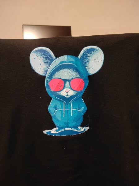 Personalizez tricouri, hanorace & sepci - cadouri cu poze, nume, logo